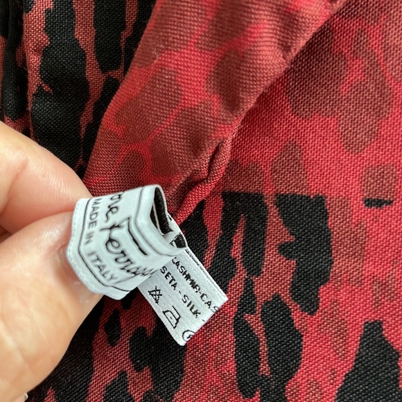 Silk and Cashmere Blend Leopard Long Scarf from Salvatore Ferragamo - Picture 8 of 8